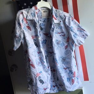 (2) Men's Graphic Button Ups Short Sleeve Sz Med